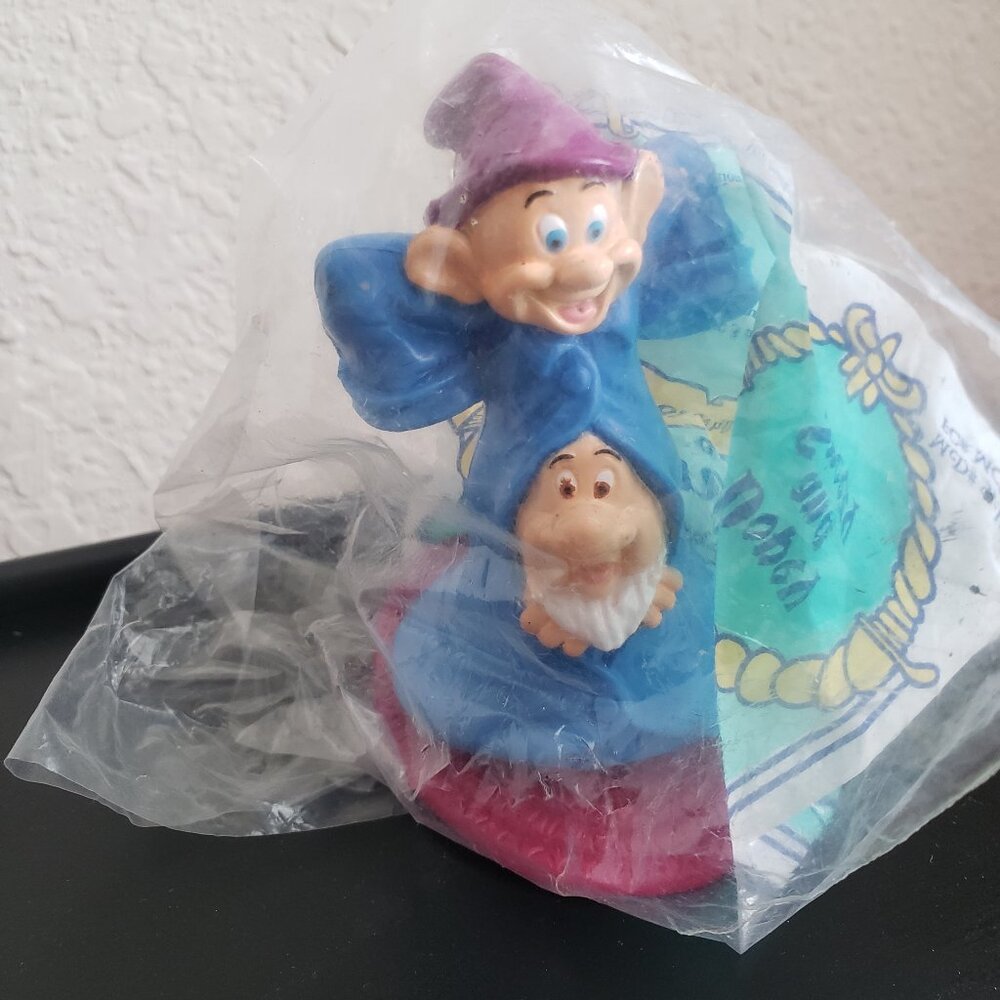 1992 Snow White & The Seven Dwarfs McDonalds Happy Meal Toy Dopey and Sneezy NIP